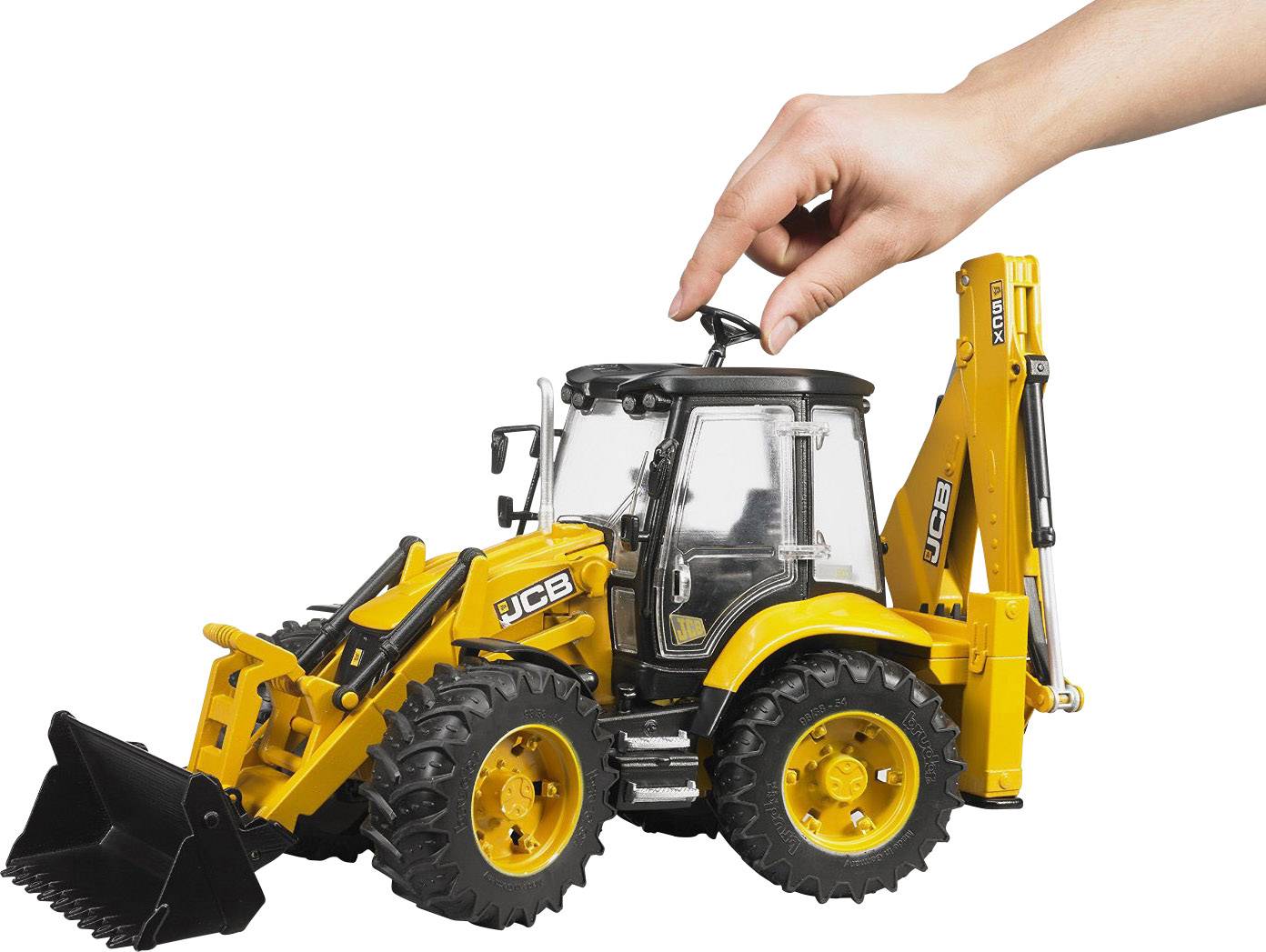 Ein kleiner gelber Bagger wird von einer Hand gehalten. Der Bagger hat einen vorderen Löffel und eine Schaufel hinten.