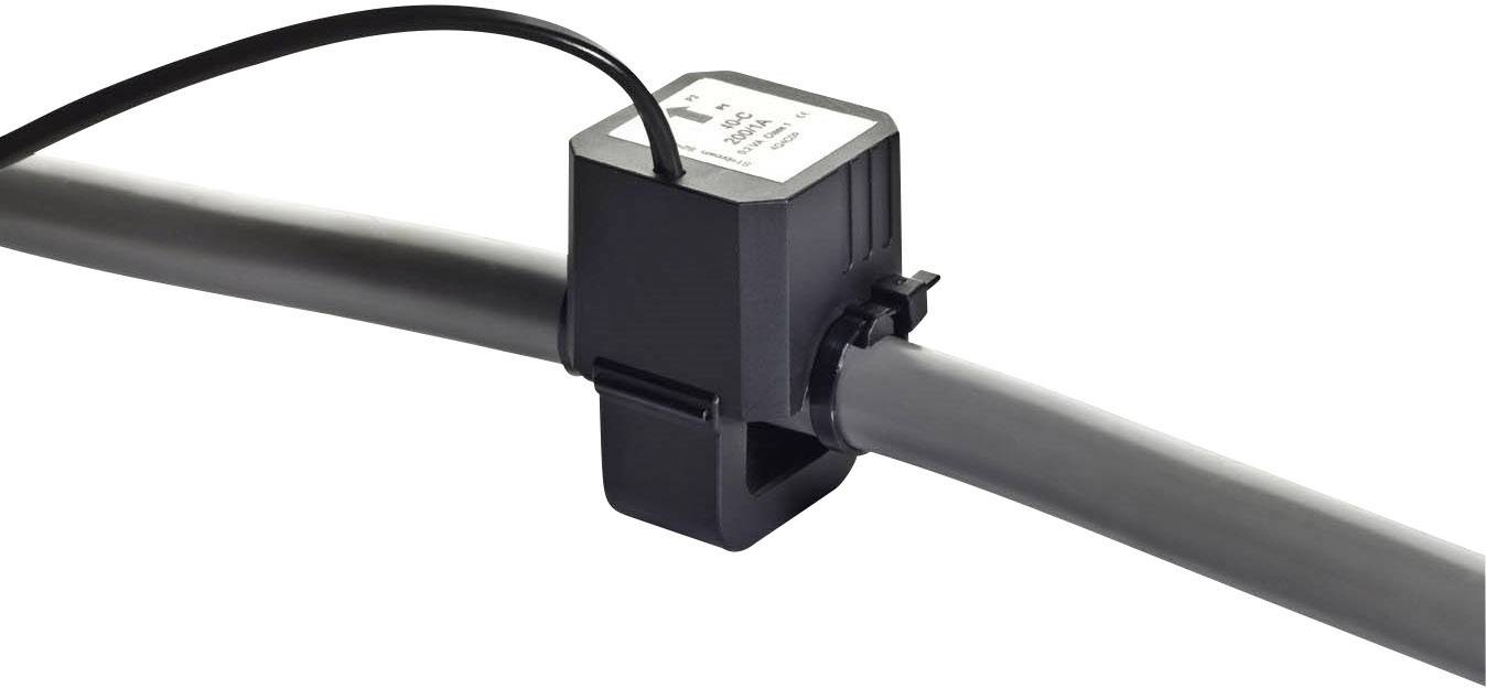 Ein schwarzer Sensor oder Klemmenaufsatz befestigt an einem grauen Rohr; Kabel führen vom Sensor weg.