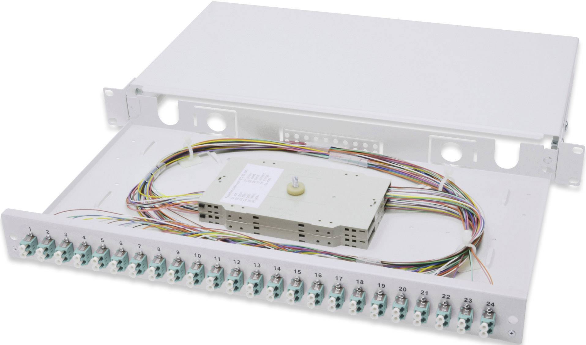 Glasfaser-Verteilerbox mit offenen Anschlüssen und nummerierten Ports. Kabel sind angeschlossen und verlaufen ordnungsgemäß entlang der Box.