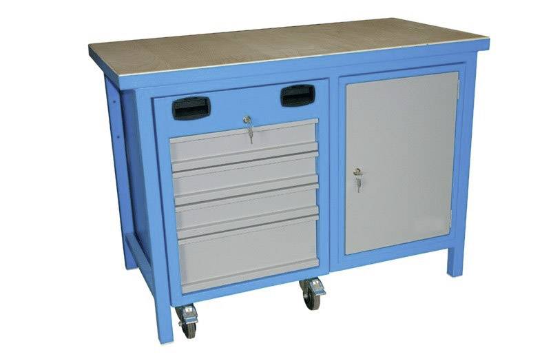 Werkbank mit blauer Metallstruktur, links Schubladen, rechts verschließbarer Schrank. Robuste Tischoberfläche. Auf Rollen.
