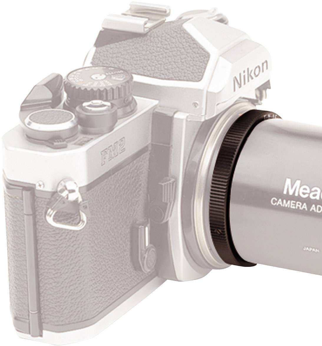 Kamera mit manuellem Objektivadapter an einer Filmkamera montiert, geeignet für Fotografie-Enthusiasten, die analoge Technik schätzen.