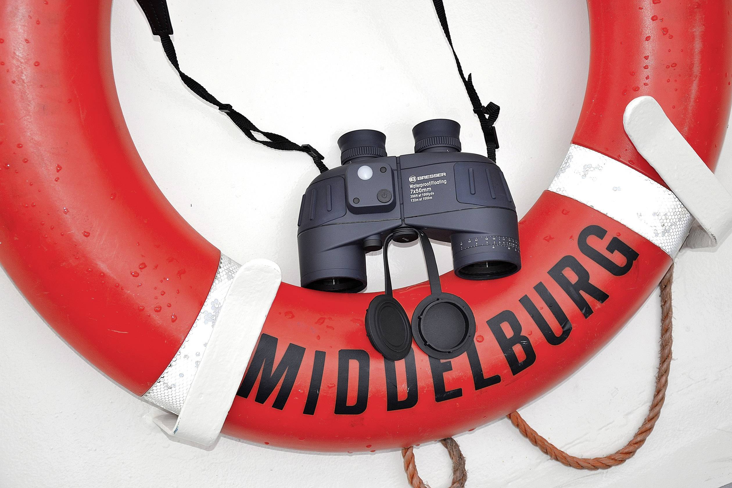 Roter Rettungsring mit schwarzem Fernglas darauf, Aufschrift 'Middelburg'.