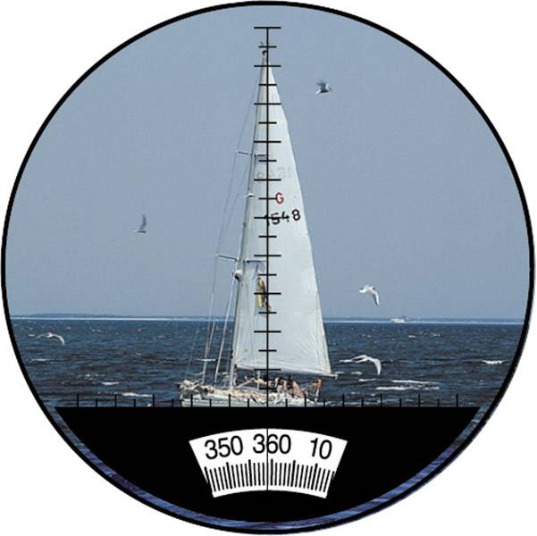 Das Bild zeigt ein Segelboot auf dem Meer, umgeben von Möwen. Ein Kompassring im Vordergrund zeigt die Richtung 350 bis 10 Grad.
