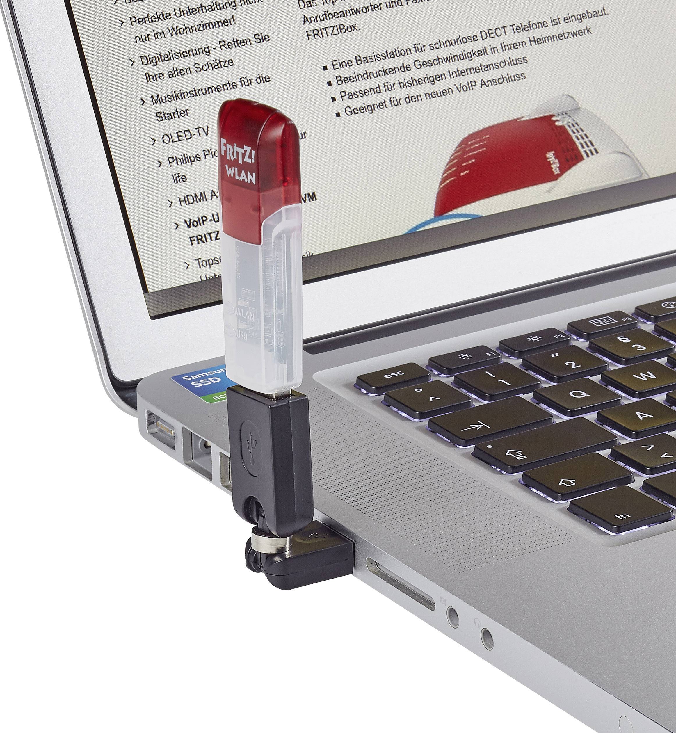 Ein Laptop mit einem WLAN-Stick, der an einem USB-Anschluss eingesteckt ist. Auf dem Bildschirm sind technische Details sichtbar.