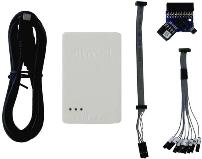 Atmel-Programmiergerät mit Kabeln und Adapter, benutzt zur Mikrocontroller-Programmierung.