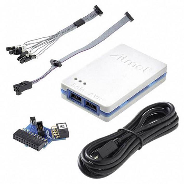 Elektronik-Kit mit einem weißen Mikrocontroller-Programmiergerät, Kabeln mit Steckern und einem Mikro-USB-Kabel.