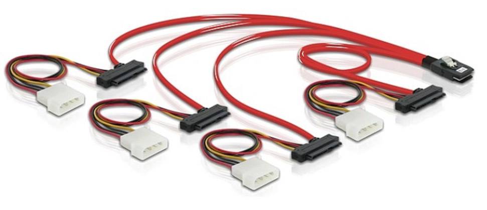 Rotes SAS-auf-SATA-Kabel mit fünf Anschlüssen, verwendet zur Verbindung mehrerer Festplatten in einem Computer für Datenübertragung.