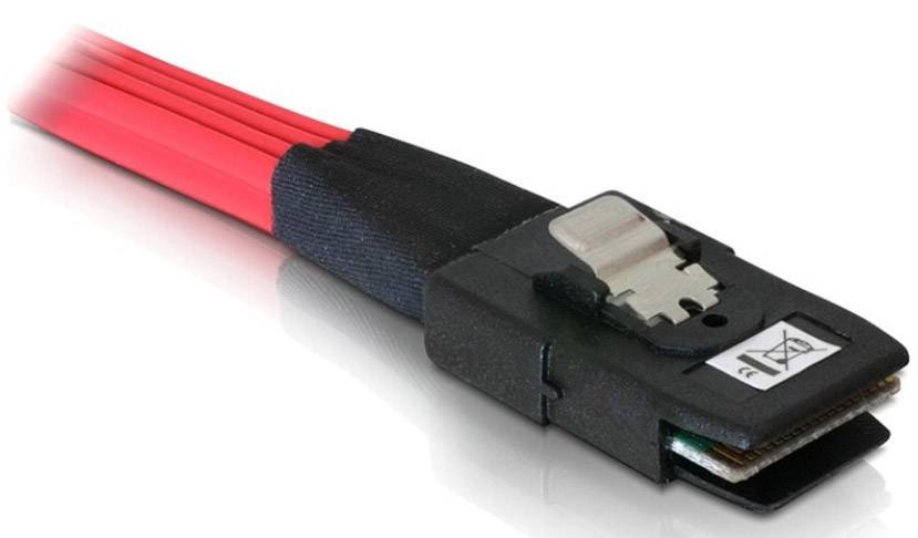 Nahaufnahme eines roten Datenkabels mit einem schwarzen und silbernen Stecker, möglicherweise ein SAS-Kabel für schnelle Datenübertragung.