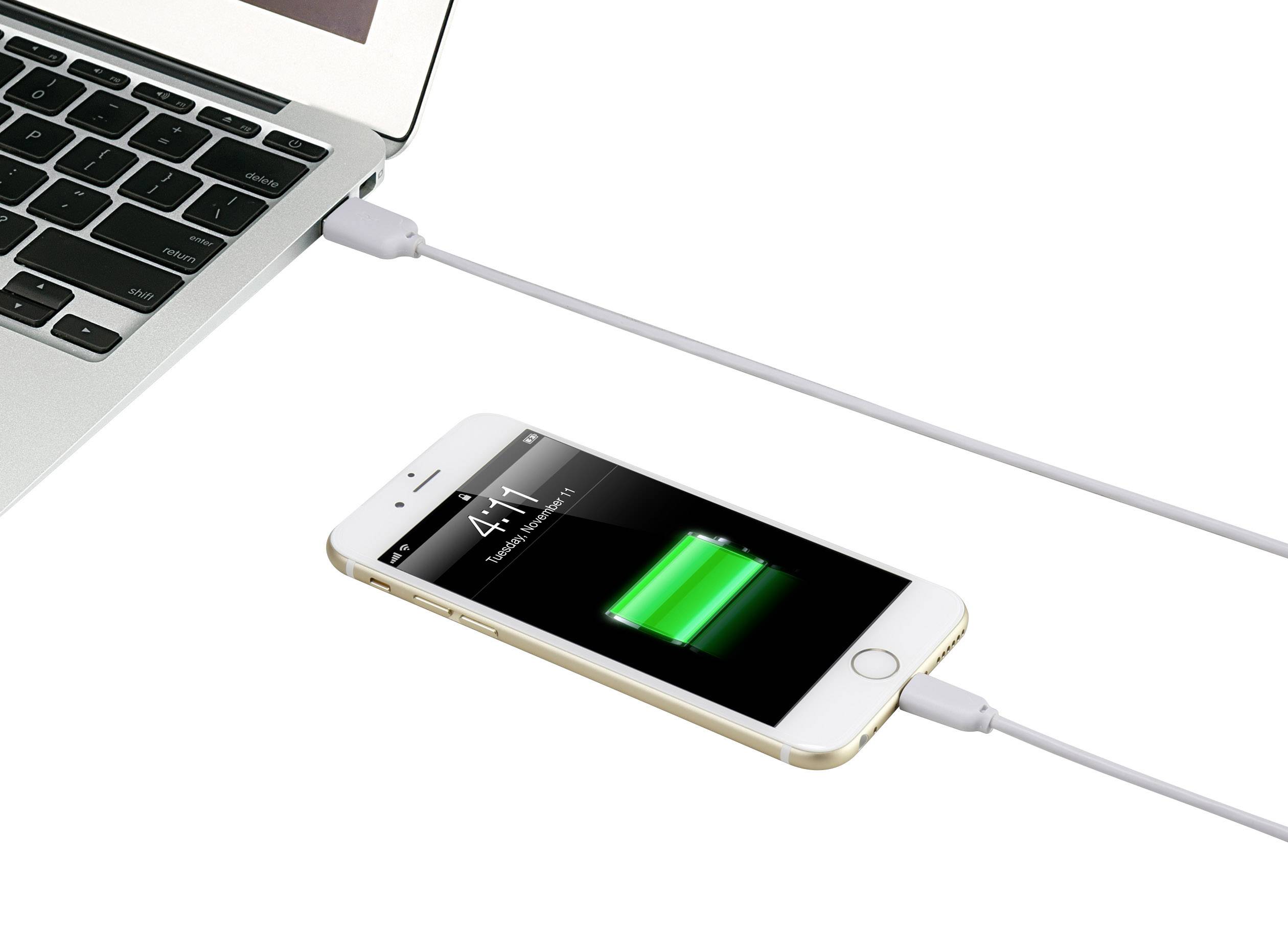 Ein Smartphone wird über ein Kabel von einem Laptop aufgeladen, der Bildschirm zeigt den Ladevorgang mit grünem Akkusymbol an.