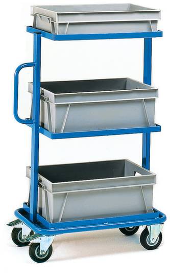Ein blauer, mobiler Regalwagen mit drei grauen Kunststoffkästen. Zwei Griffe an der Seite, montiert auf vier Rollen.