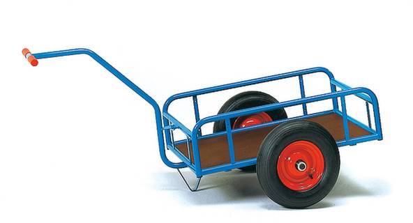 Ein blauer Handwagen mit rotem Griff und roten Rädern steht schräg auf der Oberfläche. Ideal zum Transportieren kleiner Lasten.