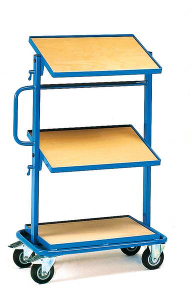 Ein blauer Rollwagen mit drei hölzernen Ablagen, von denen zwei geneigt sind. Der Wagen hat vier Rollen für einfache Bewegung.
