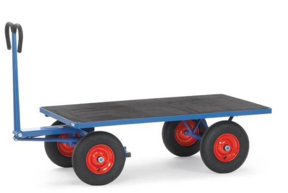 Ein vierrädriger Transportwagen mit rotem Gummirad und blauer Metallstruktur. Der Wagen hat einen schwarzen Ladebereich und einen Griff.