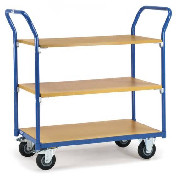 Ein dreistöckiger Transportwagen mit blauen Griffen und gelben Holzregalen auf vier Rädern. Ideal für den Transport in Lagern.