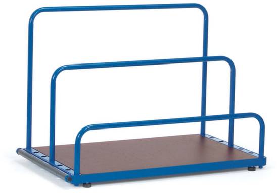 Blauer Metallständer mit drei vertikalen Streben auf einer Holzplatte. Dient zur Aufbewahrung oder Organisation.