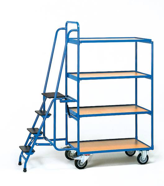 Ein blauer Metall-Rollwagen mit vier Holzböden und einer daran befestigten Leiter mit vier Stufen, auf Rollen für leichte Bewegung.