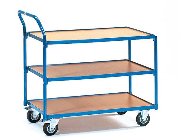 Ein blauer Transportwagen mit drei Etagen aus Holz und vier Rollen. Ideal zum Transport von schweren Gegenständen in Lagern oder Büros.