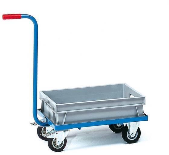 Ein blauer Transportwagen mit rotem Griff und vier Rädern. Der Wagen hat ein rechteckiges graues Fach für den Transport von Gegenständen.