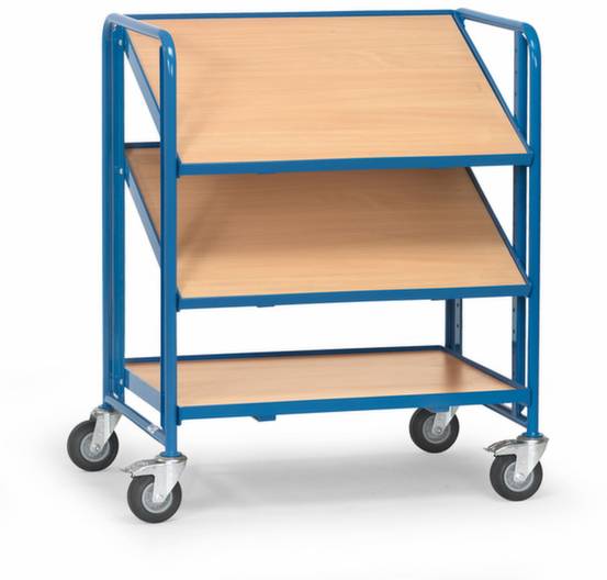 Ein blauer Rollwagen mit vier Rollen und drei schrägen Holzböden zum Transport oder zur Lagerung.