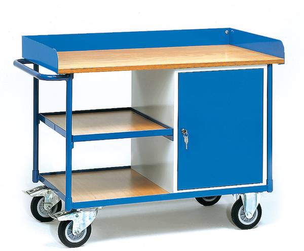 Ein blauer Werkstattwagen mit zwei Regalböden und verschließbarem Fach auf vier Rollen, hauptsächlich aus Metall und Holz.
