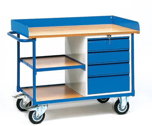 Ein blauer Werkstattwagen mit vier Rollen, drei blauen Schubladen und zwei offenen Holzregalen, geeignet für den Einsatz in Werkstätten.