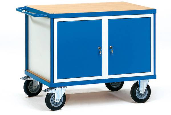 Blauer Werkstattwagen mit vier Rollen, zwei Schranktüren und Holzplatte als Oberfläche. Ideal für den Transport von Werkzeugen.
