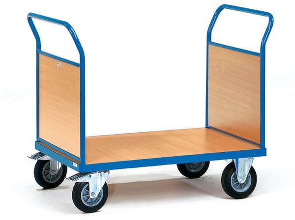 Ein blauer Transportwagen mit vier Rädern und Holzplattform, geeignet für den Transport von Waren in Lagerhäusern oder Werkstätten.