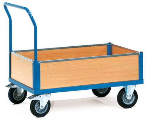 Transportwagen mit rechteckiger Holzladefläche, Metallrahmen in Blau, vier großen schwarzen Rädern. Geeignet für den Materialtransport.
