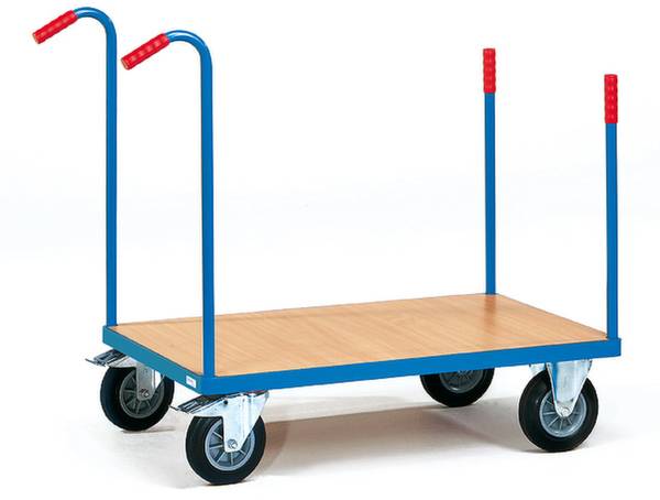 Ein blauer Plattformwagen mit Holzplatte und vier Rädern. Zwei rote Griffe sind an den Enden angebracht.