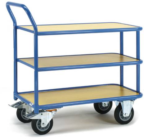 Ein blauer Etagenwagen mit drei Holzablagen und vier schwarzen Rollen. Geeignet zum Transport von Lasten in Lager oder Werkstatt.