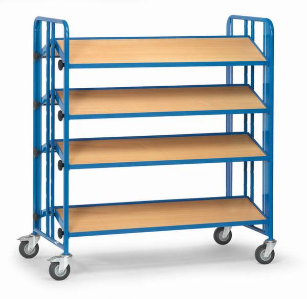 Ein blauer Rollwagen mit vier leeren Holzböden und Rollen an den Füßen, geeignet zum Transport von Gegenständen oder Waren.