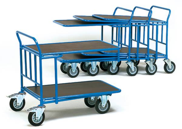 Fünf blaue, ineinander gestapelte Transportwagen mit schwarzen Plattformen und Rollen, die für den einfachen Transport von Gegenständen verwendet werden.
