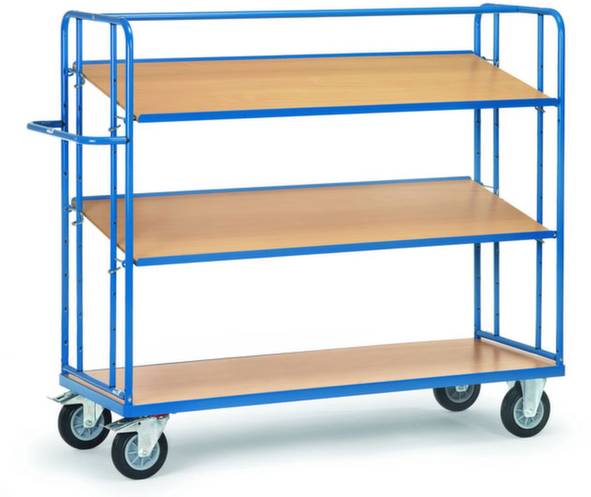 Transportwagen mit vier Holzregalböden und blauen Metallrahmen, beweglich auf vier Rädern.
