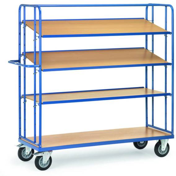 Ein blauer Rollwagen mit vier Holzregalen, ideal zum Transportieren von Gegenständen in einem Lager oder Büro.