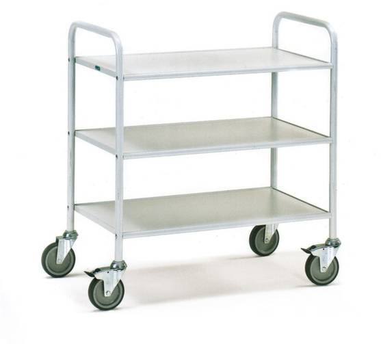 Ein dreistöckiger Servierwagen aus Metall mit vier Rollen, geeignet für den Transport von Gegenständen in Büros oder Krankenhäusern.