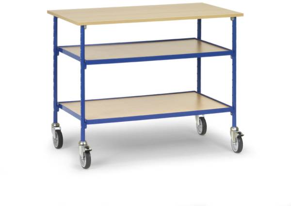 Ein mobiler Tisch mit drei Holzplatten, blauem Metallrahmen und vier drehbaren Rädern. Optimal für Transport oder Lagerung.
