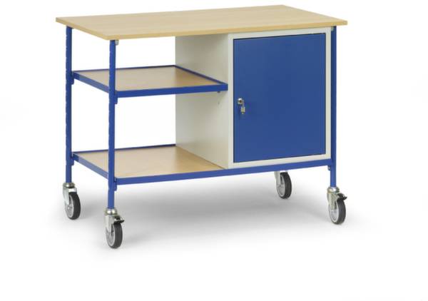 Ein blauer Rollwagen mit zwei Regalböden links und einem abschließbaren Schrank rechts. Rollen ermöglichen einfaches Bewegen.