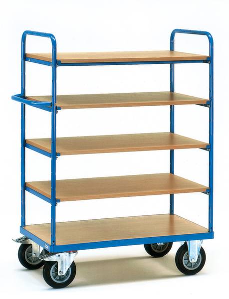Ein blauer Transportwagen mit fünf Holzregalböden und vier beweglichen Rollen. Ideal zum Transport von Gütern in einem Lager.