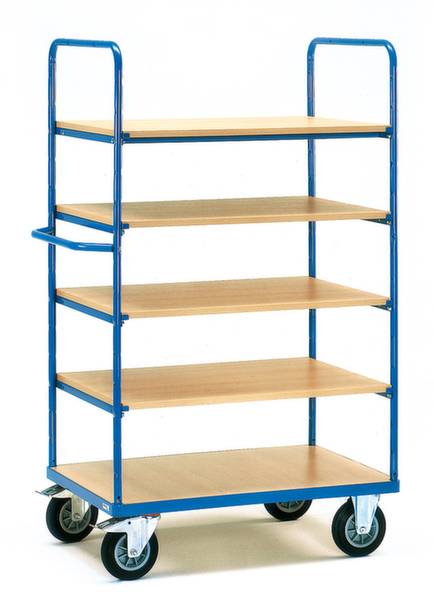 Ein rollbarer Regalwagen mit fünf Holzablagen und blauen Metallrahmen. Geeignet zum Transportieren von Waren in Lagerumgebungen.