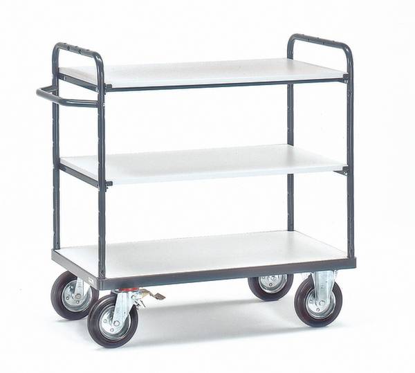Ein dreistufiger Transportwagen aus Metall mit weißen Ablageflächen und vier großen Rollen.