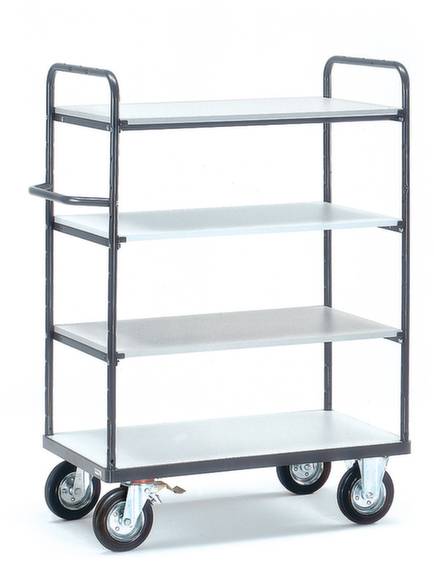 Transportwagen mit vier weißen Regalböden und schwarzen Rahmen, ausgestattet mit fünf Rollen zur Bewegung.