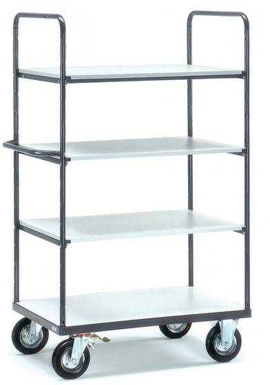 Ein vierrädriger Transportwagen mit vier weißen, rechteckigen Regalböden und schwarzem Metallrahmen.