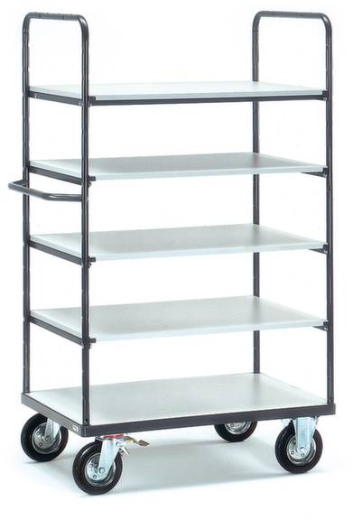 Ein mehrstöckiger Metallwagen mit fünf Regalböden und vier Rädern, geeignet für den Transport von Waren oder Materialien in Lager- oder Bürobereichen.
