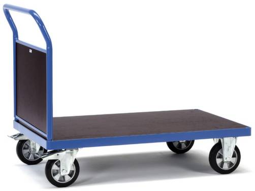 Ein blauer Plattformwagen mit vier Rädern und einer hohen Griffstange. Er wird oft zum Transport von schweren Lasten verwendet.