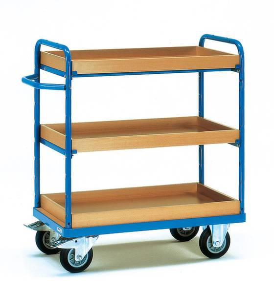 Ein blauer Transportwagen mit drei Holzböden und vier Rollen. Ideal zum Transport von Gegenständen in Lager oder Büro.
