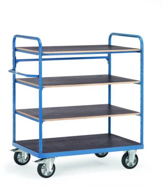 Ein vierrädriger blauer Transportwagen mit vier Holzböden, geeignet für den Transport von Gegenständen.