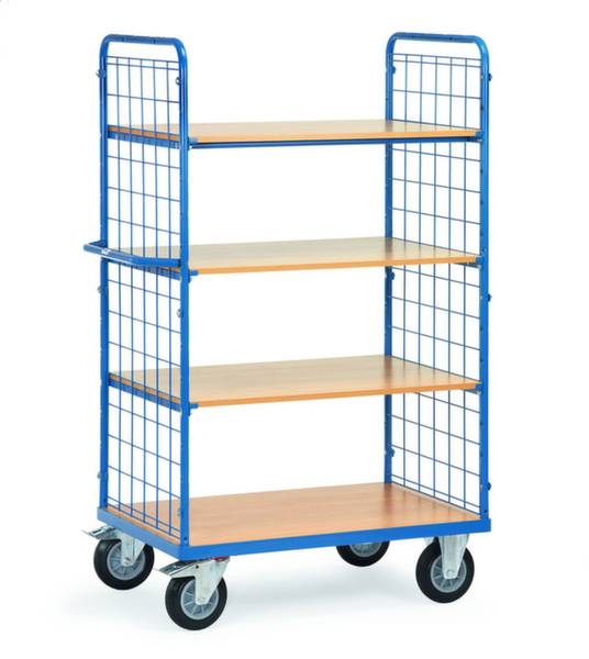 Blauer Transportwagen mit vier Holzböden und Gitterseiten, auf Rollen. Geeignet zum Transportieren von Gegenständen in Innenräumen.