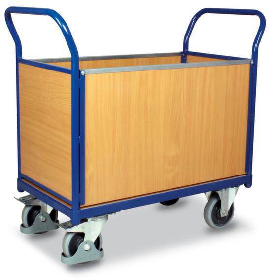 Ein blauer Transportwagen mit Holzverkleidung und vier schwenkbaren Rädern. Geeignet für den Transport von Gütern in Lagerumgebungen.