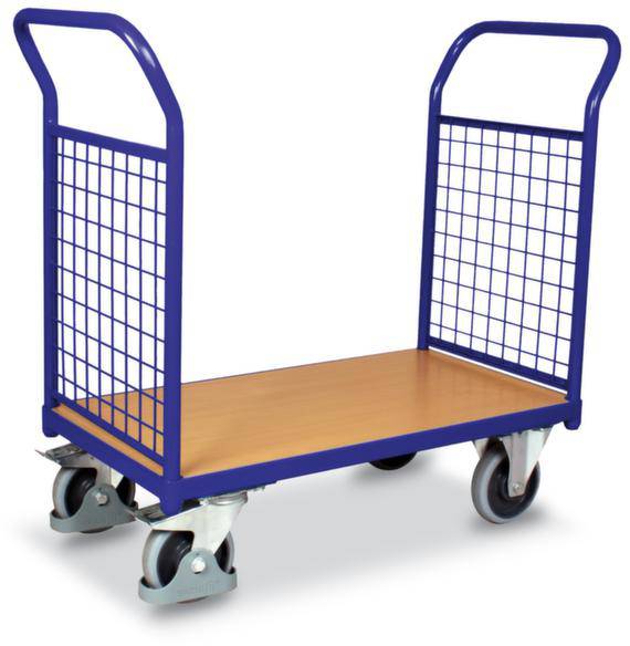 Ein blauer Plattformwagen mit vier Rädern und seitlichen Gittern, geeignet zum Transport von schweren Objekten in Lagerbereichen.