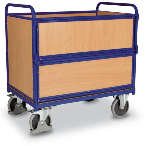 Ein großer Transportwagen mit blauem Metallrahmen und Holzpaneelen, auf vier Rollen, geeignet für den Transport von Gütern.